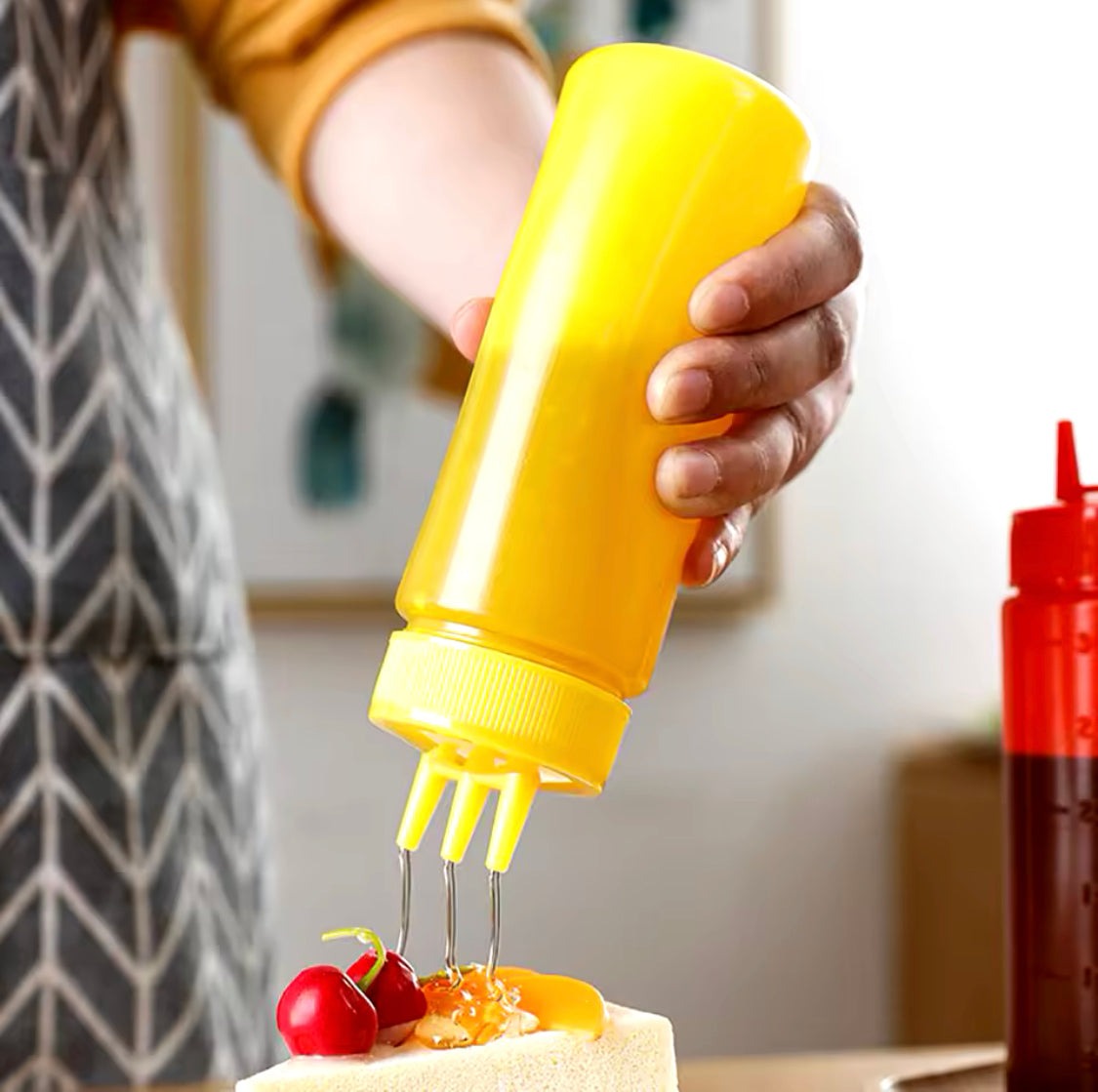 Pack of 2  Plastic Squeezing Sauce bottle New Graduated 3 Nozzles Squeeze Bottles